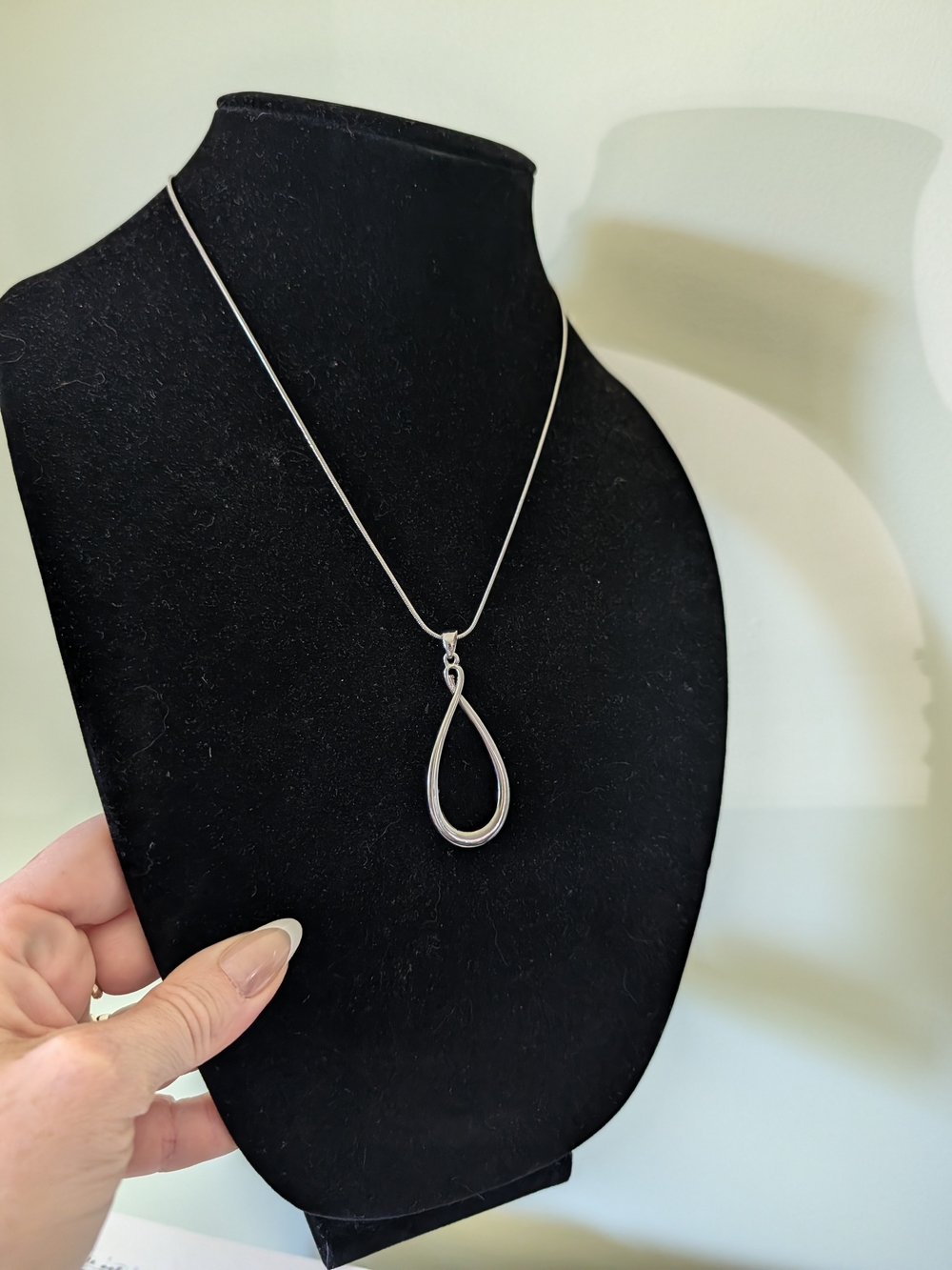 Vintage Silvertone Teardrop Pendant Necklace - Women Jewelry - Picture 3 of 12
